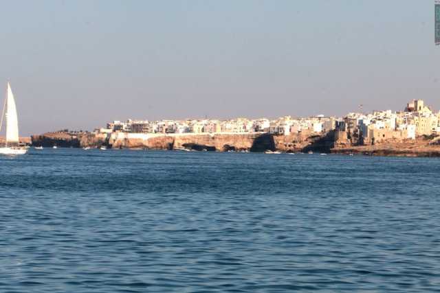 Monasteri, trulli, grotte, terrazze a strapiombo sul mare blu: tutto questo � Polignano